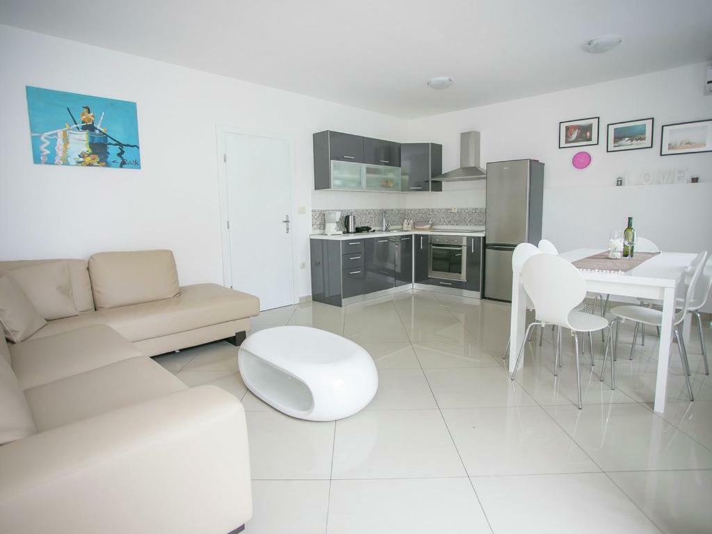 Sesar Apartments Krk - No. 3 Cvita クルク エクステリア 写真