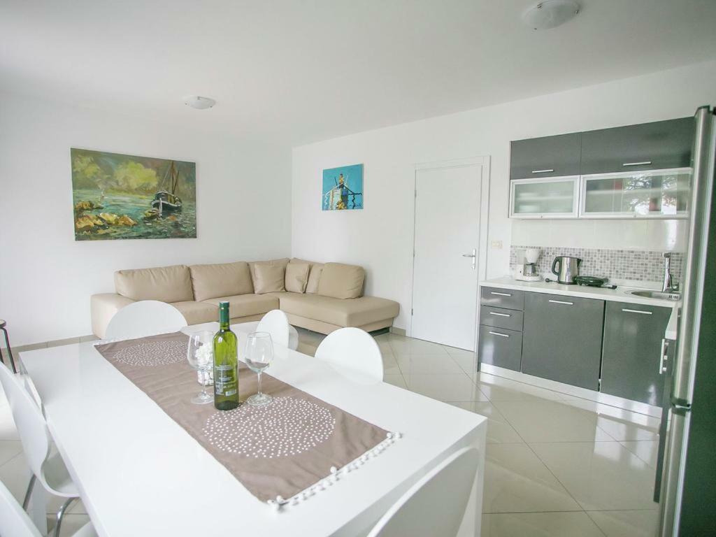 Sesar Apartments Krk - No. 3 Cvita クルク エクステリア 写真